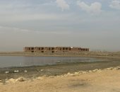 محافظة الفيوم تكشف موقف مبنى غير مكتمل متواجد على ضفاف بحيرة قارون