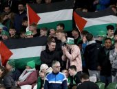 أكفان ملطخة بالدماء وأعلام وكوفيات.. ملاعب أوروبا تنتفض لدعم الفلسطينيين