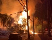 حريق هائل يلتهم مساحة "6 ملاعب" فى لوس أنجلوس.. فيديو