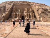 الفنانة الأمريكية أنالين ماكورد تستمتع بزيارة معابد وآثار مصر.. صور