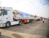 اصطفاف 6 شاحنات ضخمة للشركة المتحدة على طريق الإسماعيلية الصحراوى استعدادا للانطلاق لدعم الأشقاء بغزة