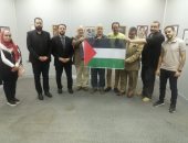 المستشار الثقافى الفلسطينى يزور معرض "غزة فى قلوبنا" بجاردن سيتى