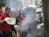 الخبز على نيران القصف.. أهالى غزة يعدون الطعام على أنقاض المبانى المدمرة