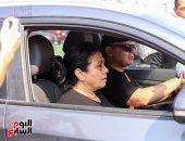 سلوى عثمان تودع جثمان والدها عثمان محمد على استعدادًا لدفنه.. فيديو 