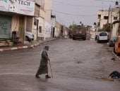 مواجهات بين فلسطينيين وقوات الاحتلال أثناء توغلها بمخيم قلنديا بالضفة 