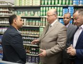 محافظ القاهرة يتفقد أسواق حى السلام لمتابعة مبادرة خفض أسعار السلع 