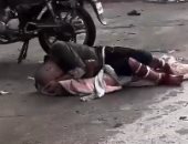 لحظة استشهاد طفل فلسطيني يحمل الراية البيضاء بجوار مستشفى الشفاء.. فيديو