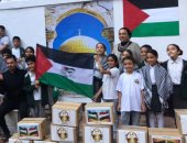 طلاب مدرسة يشاركون في توفير مساعدات إنسانية ومواد طبية لأطفال غزة 