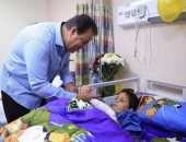 وزير الصحة يطمئن على الطفل الفلسطينى «عبدالله الكحيل» بمعهد ناصر
