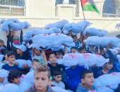 أطفال الأردن يرفعون الأكفان تضامنا مع نظرائهم فى غزة تنديدا بالعدوان.. صور