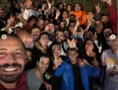 صناع "صوت وصورة" ينتهون من تصوير آخر المشاهد ويحتفلون بنجاح المسلسل