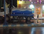 فريق الأزمات والطوارئ يرفع تجمعات مياه الأمطار من شوارع مدينة مطروح.. صور