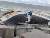 تحطم قارب صيد صغير بسبب ارتفاع الأمواج بالإسكندرية دون إصابات.. صور