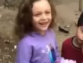 فرحة ممزوجة بالرعب.. طفلة فلسطينية تحتفل بعيد ميلادها وعيناها للسماء خوفا