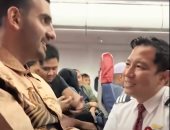 "نبكى من أجلكم".. طيار إندونيسى يتضامن مع راكب فلسطينى.. فيديو