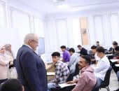 الخشت يتفقد أول اختبارات الميد تيرم بجامعة القاهرة الدولية 