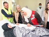 وزيرة التضامن تزور الجرحى والمصابين الفلسطينيين بمستشفى العريش