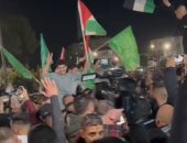 احتفالية بأعلام فلسطين بعد وصول الأسرى القصر إلى بلدة بيتونيا.. فيديو
