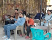 شباب قرية محمد صلاح يتوافدون على المقاهى لمتابعة قمة السيتى وليفربول