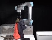علماء يبتكرون روبوت تنظيف يمكنه التقاط الملابس المنتشرة فى غرفة النوم
