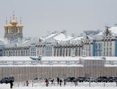 تساقط الثلوج يرسم لوحات بديعة.. الشتاء يزين شوارع روسيا