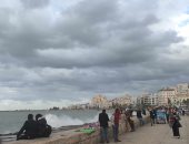 سحب كثيفة تغطى سماء الإسكندرية مع انخفاض فى درجات الحرارة.. صور