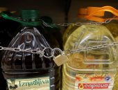 متاجر إسبانية تضع أقفالا على زجاجات زيت الطهى والزيتون بسبب السرقة.. صور