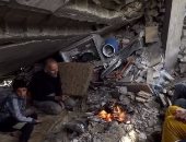 "لن نرحل أبدًا".. عائلة فلسطينية تسكن تحت أنقاض منزلها بعد قصفه.. فيديو