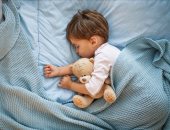 أطعمة ومشروبات تساعد الأطفال على نوم هادئ "من غير قلق"