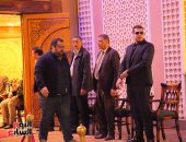 انهيار خالد الصاوى بعزاء طارق عبد العزيز وهنيدى يواسيه ويبكى (فيديو)