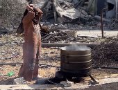لم تقف الحياة بعد.. فلسطينية تسخن المياه على الحطب لتحمم أبناءها "فيديو"