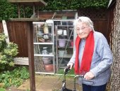 عجوز بريطانية مهددة بغرامة مالية لإطعامها الطيور فى حديقة منزلها 