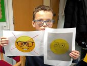 طفل يطلب من شركة أبل إعادة تصميم الرمز التعبيري لوجه "طالب يذاكر"