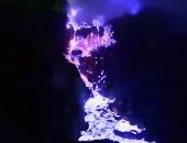 "النار الزرقاء" تظهر أعلى بركان بإندونيسيا وتفاجئ السياح ..فيديو