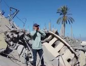 شاب فلسطيني يرفع الآذان على أنقاض مسجد فى غزة.. فيديو