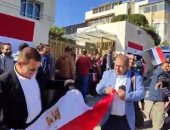 "تحيا مصر".. ملحمة للمصريين بالخارج فى الانتخابات الرئاسية 2024.. الجالية المصرية بالأردن ترفع "علم مصر".. والمواطنون فى روسيا يتحدون برودة الجو بالاصطفاف أمام سفارتنا فى موسكو.. وغرفة عمليات بوزارة الهجرة