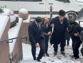 الحرارة تحت الصفر.. مسن يضرب مثالا فى حب الوطن ويدلى بصوته فى سفارة مصر بفنلندا