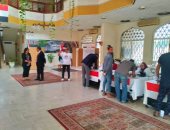 توافد أعداد كبيرة للجالية المصرية بسلطنة عمان للتصويت بانتخابات الرئاسة.. فيديو وصور