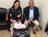 جد يصطحب حفيدته الرضيعة أثناء التصويت بالانتخابات الرئاسية المصرية فى لوس أنجلوس