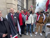 تجمع الجالية المصرية أمام سفارة مصر بباريس للإدلاء بأصواتهم فى انتخابات الرئاسة