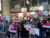 المصريون بإسبانيا يدلون بأصواتهم بالانتخابات الرئاسية رافعين صور "السيسى"