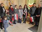 أجواء من البهجة والسعادة أثناء الانتخابات الرئاسية بالخارج.. مصريون يرددون الشعارات والأغاني الوطنية خلال ذهابهم للجان.. وآخرون يلتقطون "سيلفي" ويحملون أعلام مصر من أجل الواجب الوطني.. صور 