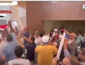 على مزمار بلدى.. المصريون يحتفلون بالانتخابات الرئاسية فى قنصلية مصر بدبى