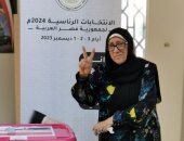 مصرية مسنة تدلى بصوتها فى انتخابات الرئاسة بسلطنة عمان: لازم ننزل عشان بلدنا.. فيديو