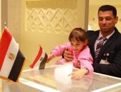 "أجيال ورا أجيال".. أطفال مصر بالخارج يشاركون أسرهم لحظات التصويت بالانتخابات