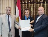 "تعليم دمياط" تكرم البطل البارالمبى عمر مشرف لحصوله على 4 ميداليات ذهبية