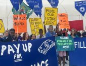 نشطاء ينظمون وقفة احتجاجية بـCOP28 للمطالبة بتعويضات للأضرار المناخية.. فيديو