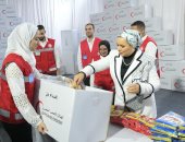 السيدة انتصار السيسى تتفقد الهلال الأحمر المصرى للاطلاع على مجهودات دعم غزة