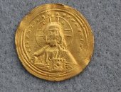 اكتشاف عملة ذهبية عمرها ألف عام تحمل وجه المسيح في النرويج
