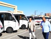 محافظ أسوان يتفقد مركبات نقل المواطنين للإدلاء بأصواتهم فى انتخابات الرئاسة